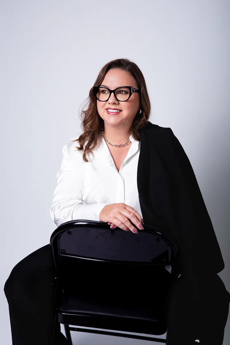 Viviane Schott olhando para o lado, sentada