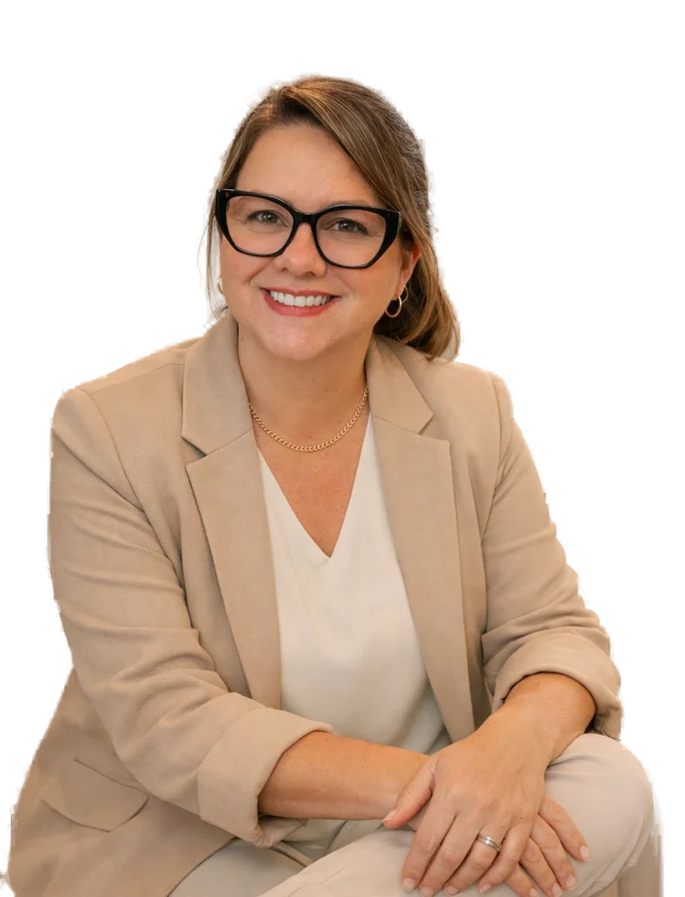 Viviane Schott, sentada, sorrindo